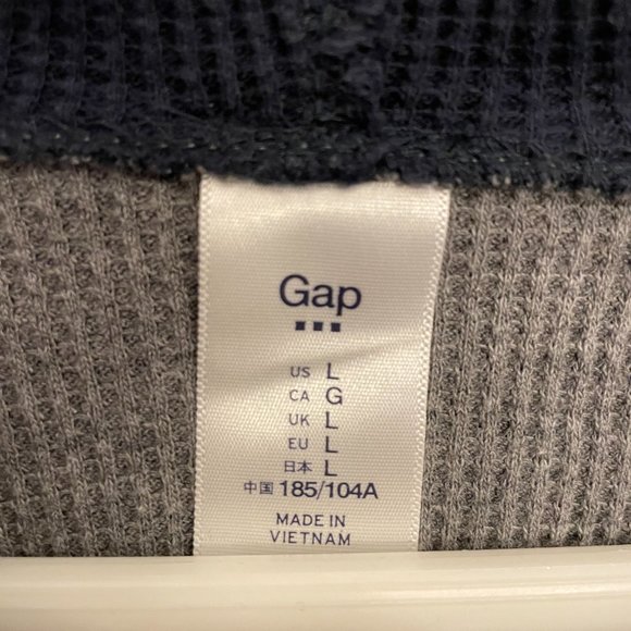 GAP waffle knit two-toned hoodie for men with front pocket - Picture 3 of 3